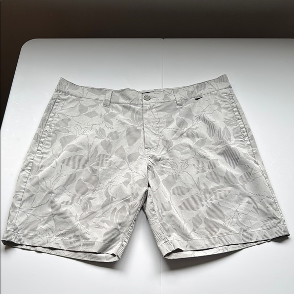 Travis Mathew Gray Flat Front Shorts Classic Casual Design - Picture 1 of 7